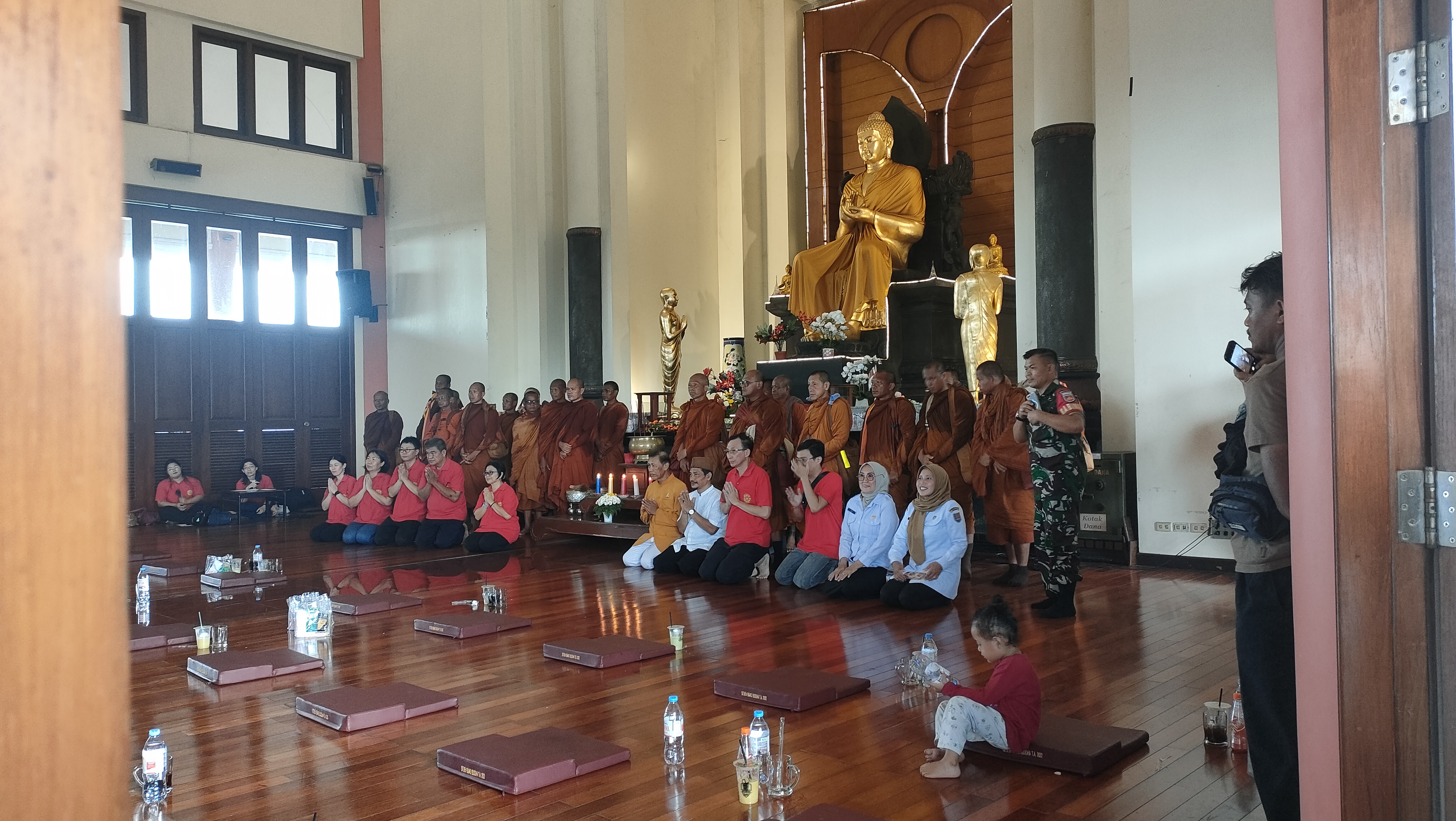 Bhikkhu Tudong Singgah di Vihara Buddhagaya Watugong, Semarang: Warga Sambut dengan Antusias